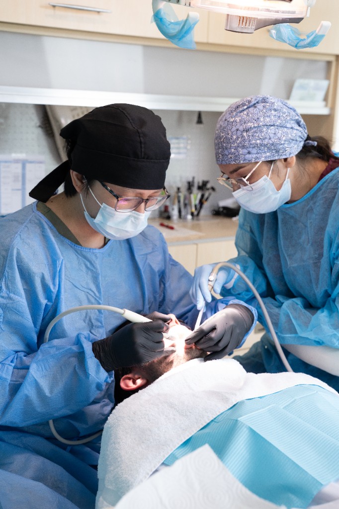 Equipo de Colina Dental atendiendo a un paciente con tecnología y protocolos de higiene en la clínica de Escazú